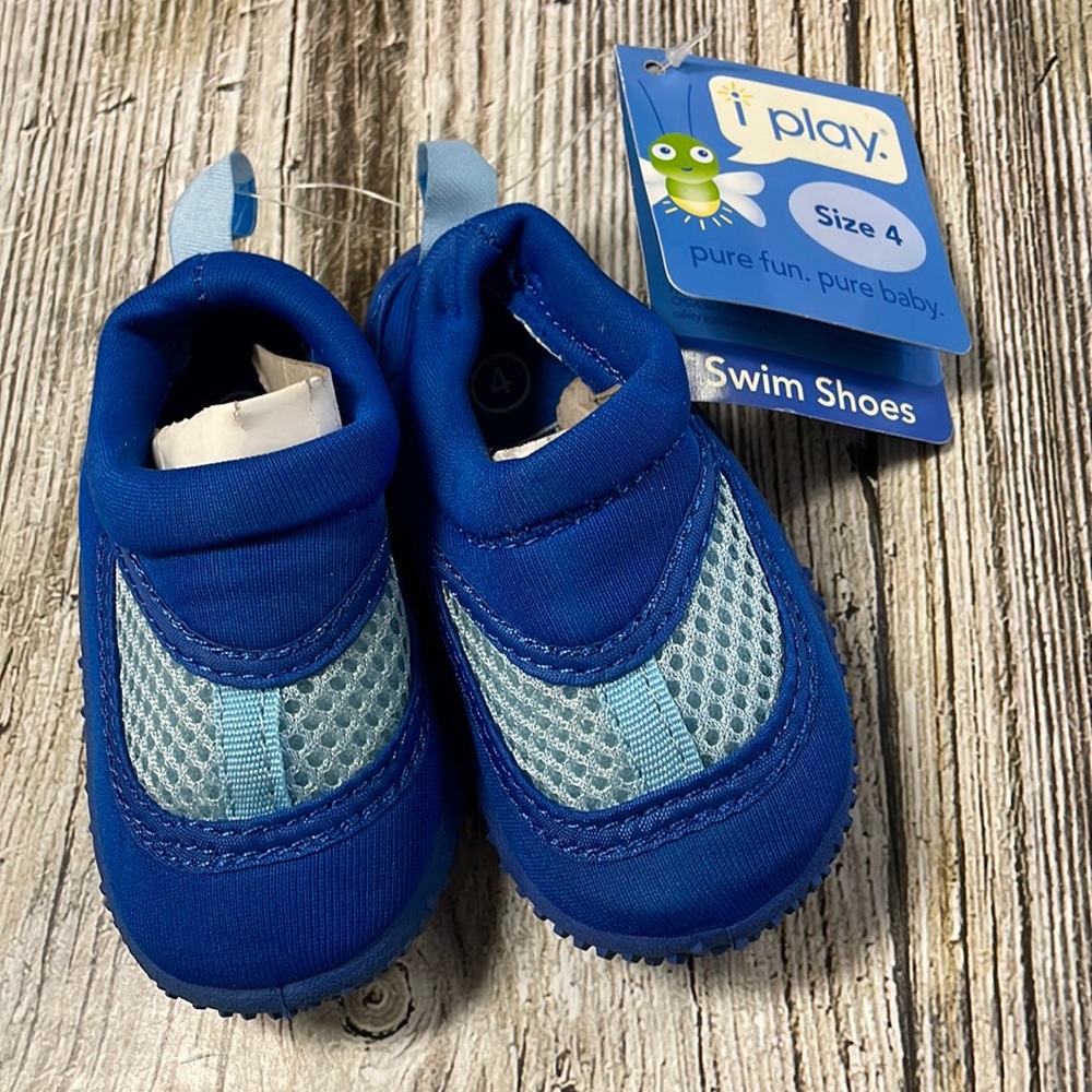 Nwt i play water shoes.